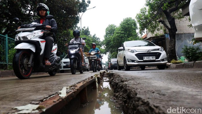 Sejumlah kendaraan melintas di jalan Marsekal Suryadarma, Tangerang Kota, Minggu (3/12/2023). Para pengedara diharap berhati-hati saat melintasi jalan ini karena terdapat lubang sepanjang 200 meter imbas dari perbaikan jalan tersebut.