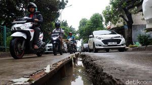 Hati-hati! Ada Lubang di Proyek Perbaikan Jalan Marsekal Suryadarma Tangerang
