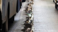 Lubang ini imbas dari perbaikan atau pembetonan jalan tersebut.  
