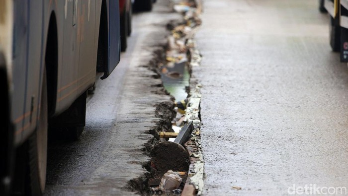 Hati-hati! Ada Lubang di Proyek Perbaikan Jalan Marsekal Suryadarma Tangerang Sejumlah kendaraan melintas di jalan Marsekal Suryadarma, Tangerang Kota, Minggu (3/12/2023). Para pengedara diharap berhati-hati saat melintasi jalan ini karena terdapat lubang sepanjang 200 meter imbas dari perbaikan jalan tersebut.
