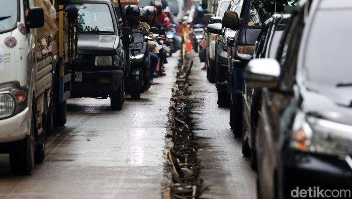 Hati-hati! Ada Lubang di Proyek Perbaikan Jalan Marsekal Suryadarma Tangerang Sejumlah kendaraan melintas di jalan Marsekal Suryadarma, Tangerang Kota, Minggu (3/12/2023). Para pengedara diharap berhati-hati saat melintasi jalan ini karena terdapat lubang sepanjang 200 meter imbas dari perbaikan jalan tersebut.