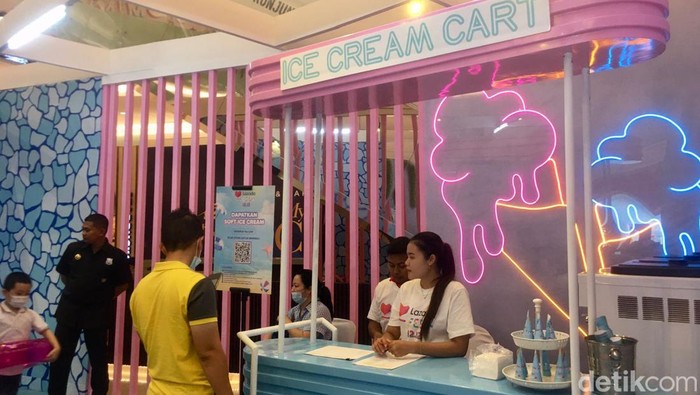 Ice cream bar di Laz Island Surabaya.