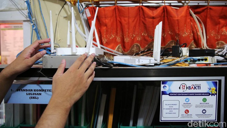 BAKTI Kominfo telah menghadirkan layanan akses internet gratis di SMAN 1 Waingapu, Sumba Timur, NTT. UAS berbasis online pun berjalan lancar berkat layanan akses internet tersebut.