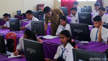 SMAN 1 Waingapu menerapkan UAS berbasis online sejak 2018. Sekolah menerapkannya untuk adaptasi terhadap perkembangan zaman dan juga untuk melaksanakan Ujian Nasional Berbasis Komputer (UNBK) kala itu.