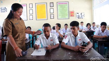 Para siswa mengikuti UAS berbasis online dengan pengawasan guru.