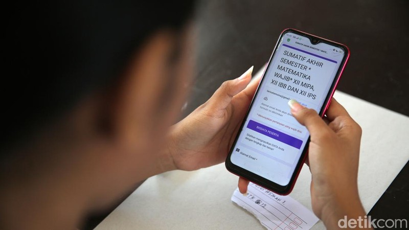 BAKTI Kominfo telah menghadirkan layanan akses internet gratis di SMAN 1 Waingapu, Sumba Timur, NTT. UAS berbasis online pun berjalan lancar berkat layanan akses internet tersebut.