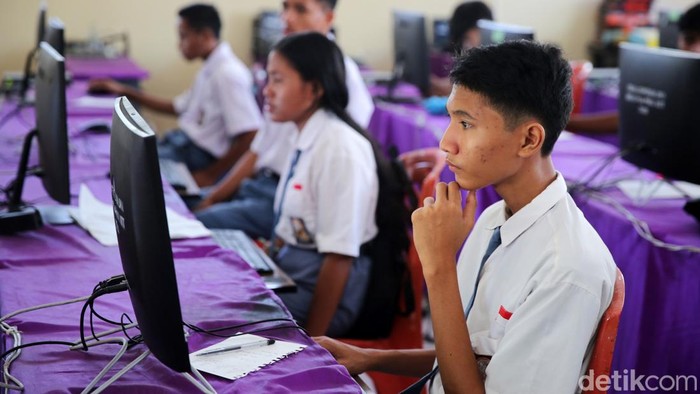 BAKTI Kominfo telah menghadirkan layanan akses internet gratis di SMAN 1 Waingapu, Sumba Timur, NTT. UAS berbasis online pun berjalan lancar berkat layanan akses internet tersebut.