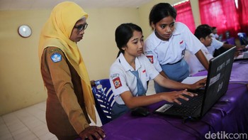 Tim Tapal Batas detikcom bersama BAKTI Kominfo berkesempatan mengunjungi SMAN 1 Waingapu yang sedang melaksanakan UAS berbasis internet pada Senin (20/11/2023) lalu.