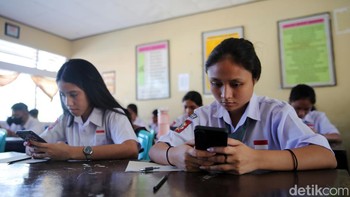 Sekolah yang berlokasi di Jalan Majapahit No 1, Waingapu, itu disebut menjadi satu-satunya sekolah yang menerapkan UAS berbasis online.