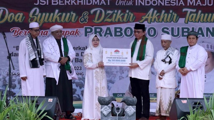 Ribuan jamaah dari Jaringan Santri Indonesia (JSI) Provinsi Banten menghadiri kegiatan Do'a Syukur & Dzikir Akhir Tahun 2023 bersama Prabowo Subianto.