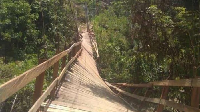 Jembatan gantung di Kolaka Timur, Sultra putus.