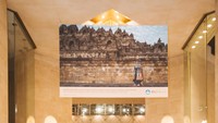 Para pengunjung di Museum Louvre sedang menikmati karya-karya Edward Hutabarat. (Foto: Courtesy of Best of Indonesia/ Kemendikbudristek)