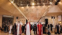 Ada juga wastra tenun-tenun Indonesia, mulai dari Sumba, Timor (NTT), Bali, Sumbawa (NTB), Ulos dari Samosir, dan Songket dari Sumatera, yang ditampilkan oleh model mancanegara dalam acara pembukaan. (Foto: Courtesy of Best of Indonesia/ Kemendikbudristek)