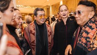 Pria yang berkecimpung di dunia fashion selama lebih dari 4 dekade berhasil menampilkan beragam tenun terbaik Indonesia. (Foto: Courtesy of Best of Indonesia/ Kemendikbudristek)