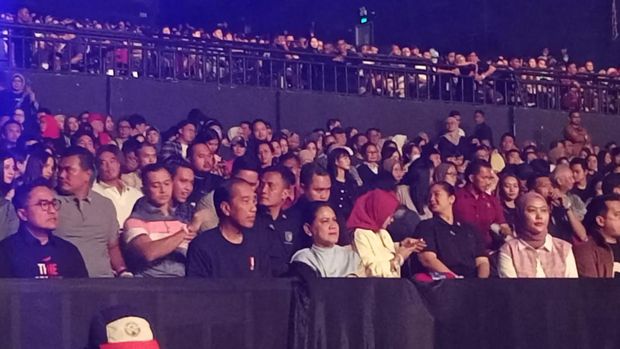 Joko Widodo dan Iriana menyaksikan konser NOAH.