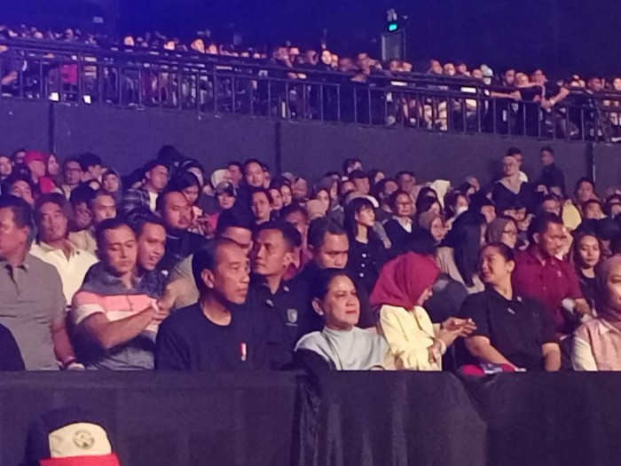Joko Widodo dan Iriana menyaksikan konser NOAH.