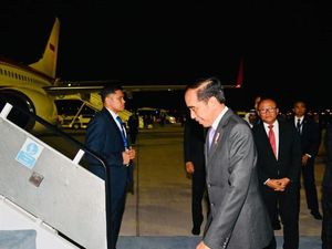 Sempat Transit di Kualanamu Usai dari Dubai, Jokowi Bareng Iriana ke Jakarta