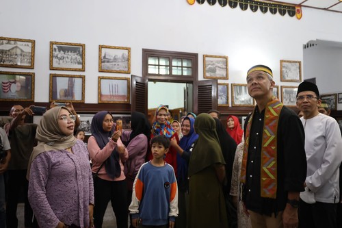 Kampanye di NTB, Ganjar Serap Aspirasi Warga-Napak Tilas Jejak Soekarno