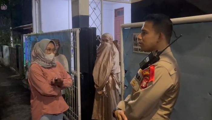 Kapolsek Mampang Prapatan Kompol David Yunior Kanitero mengecek indekos yang dibobol wanita.