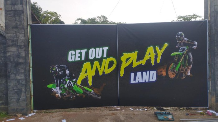 Kawasaki meresmikan arena off road Get Out and Play Land di Klapanunggal, Bogor, Jawa Barat.