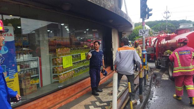 Kebakaran reklame rokok di Kayutangan Heritage Malang.