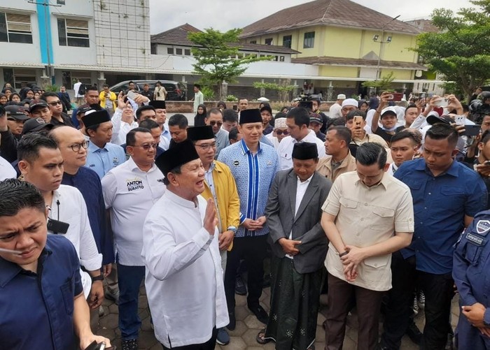 Kedatangan calon Presiden Prabowo Subianto ke Ponpes Miftahul Huda, Kecamatan Manonjaya, Kabupaten Tasikmalaya menuai sorotan. Pasalnya, pimpinan ponpes tersebut merupakan tokoh PPP yakni Wakil Gubernur Jawa Barat Periode 2018-2023 Uu Ruzhanul Ulum.