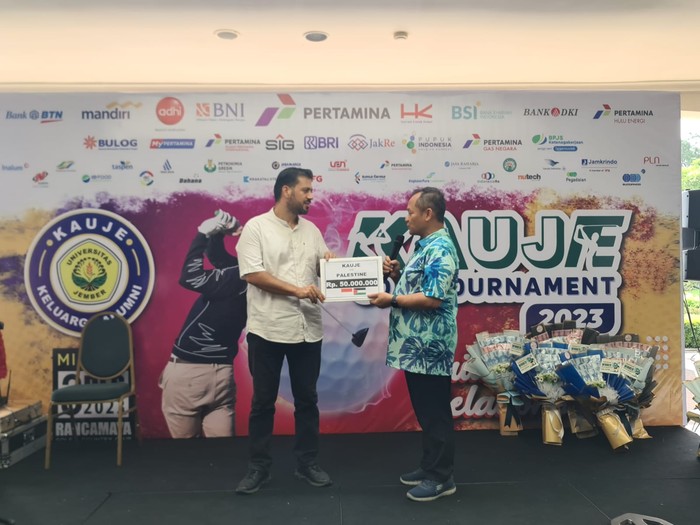 Keluarga alumni Universitas Jember (KAUJE) menggelar Turnamen Golf dalam rangka Dies Natalis Universitas Jember di Rancamaya Golf, Bogor. Ketua Umum Keluarga Alumni Universitas Jember Sarmuji mengatakan turnamen golf diadakan untuk meningkatkan relasi UNEJ dan KAUJE.