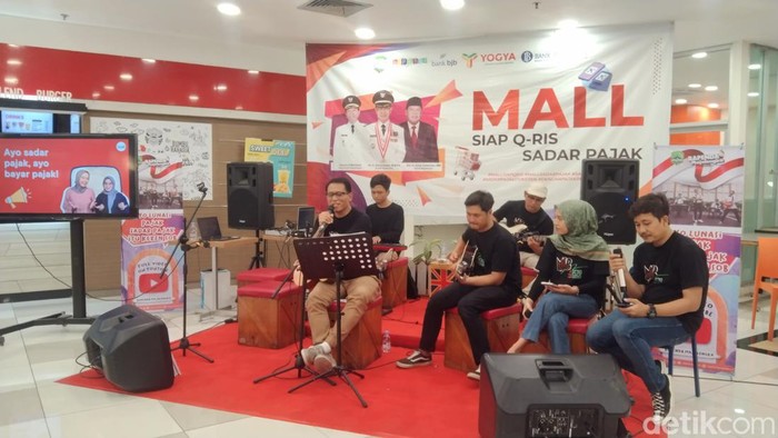 Kepala Bapenda Kabupaten Majalengka Aeron Randi ngamen di swalayan demi masyarakat sadar pajak.