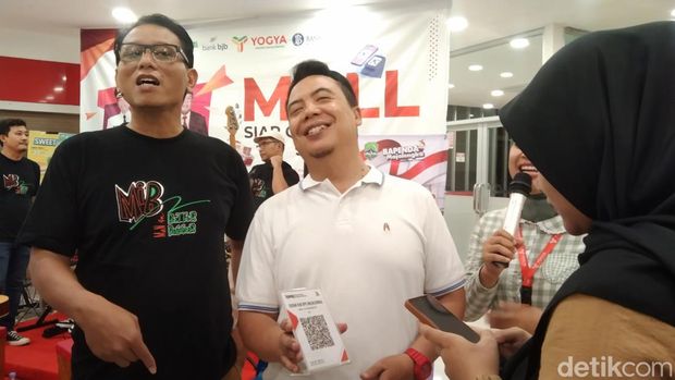 Kepala Bapenda Kabupaten Majalengka Aeron Randi ngamen di swalayan demi masyarakat sadar pajak.