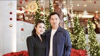 Sandra Dewi sepertinya sangat semangat menyambut natal tahun ini. Ia sempat berfoto bersama suaminya di depan area dengan dekorasi natal, usai mereka makan siang di sebuah hotel. Foto: Instagram @sabdradewi88