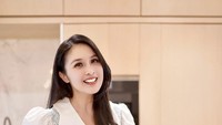 Terlepas dari hal itu, artis berusia 40 tahun ini juga suka memamerkan keseruannya makan di restoran mewah hingga ngopi. Foto: Instagram @sabdradewi88