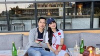 Ini salah satu momen saat ibu dua anak itu menghabiskan waktu berdua dengan suaminya di restoran. “Pacaran. Foto berdua dl sebelum anak anak bangun tidur,” tulis keterangan dalam unggahan Instagramnya. Foto: Instagram @sabdradewi88