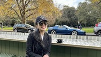 Salah satunya ini saat Sandra Dewi minum secangkir kopi hangat di sebuah kafe di Melbourne, Australia. Foto: Instagram @sabdradewi88