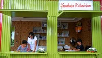 Pengunjung membaca buku koleksi perpustakaan semi-kontainer di kawasan Taman Janggan, Denpasar, Bali, Minggu (3/12/2023).