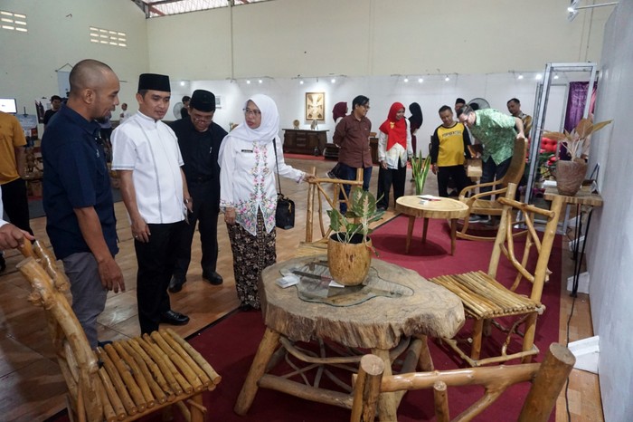 Kota Pasuruan menggelar Wooden Fest. Event ini menampilkan berbagai produk kayu seperti mebel, kraft, dan hasil olahan kesenian lainnya.