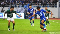 Laga PSIS vs PSS di Stadion Jatidiri Semarang, Minggu (3/12/2023), dihentikan pada menit 90, dengan hasil akhir untuk kemenangan PSIS 1-0. Foto: Prihatnomo/detikJateng