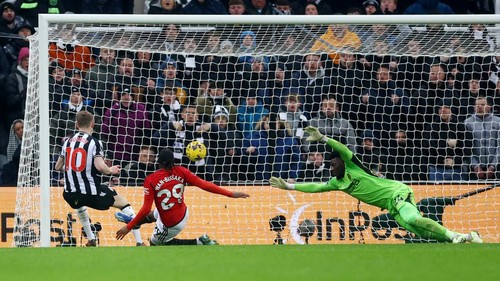 Soccer Football - Premier League - Newcastle United v Manchester United - St James Park, Newcastle, Britain - December 2, 2023 Newcastle Uniteds Anthony Gordon scores their first goal Action Images via Reuters/Lee Smith NO USE WITH UNAUTHORIZED AUDIO, VIDEO, DATA, FIXTURE LISTS, CLUB/LEAGUE LOGOS OR LIVE SERVICES. ONLINE IN-MATCH USE LIMITED TO 45 IMAGES, NO VIDEO EMULATION. NO USE IN BETTING, GAMES OR SINGLE CLUB/LEAGUE/PLAYER PUBLICATIONS.