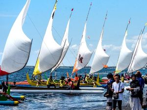 Lomba Perahu Layar Tradisional, Puluhan Armada Arungi Selat Bali