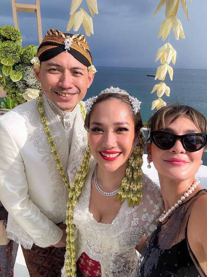 Luna Maya saat datang ke pernikahan BCL dan Tiko Aryawardhana.
