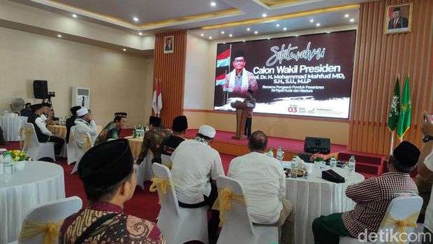 Mahfud Md silaturahmi dengan pengurus ponpes Tapal Kuda dan Madura di Probolinggo.