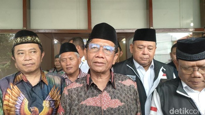 Mahfud Md silaturahmi dengan pengurus ponpes Tapal Kuda dan Madura di Probolinggo.
