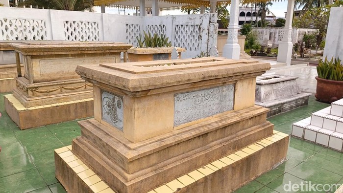 Makam Sultan Deli di Masjid Raya Al Mashun Medan. (Farid Achyadi Siregar/detikSumut)
