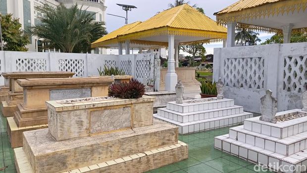 Makam Sultan Deli di Masjid Raya Al Mashun Medan. (Farid Achyadi Siregar/detikSumut)