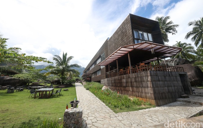 Natuna Dive Resort (NDR) merupakan resort tepi pantai yang terletak di Kepulauan Riau. Tempat itu mengusung konsep eco resort.