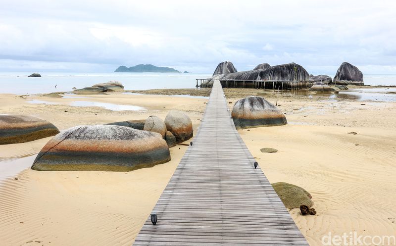 Natuna Dive Resort (NDR) merupakan resort tepi pantai yang terletak di Kepulauan Riau. Tempat itu mengusung konsep eco resort.