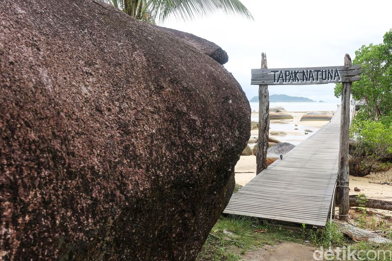 Natuna Dive Resort (NDR) merupakan resort tepi pantai yang terletak di Kepulauan Riau. Tempat itu mengusung konsep eco resort.