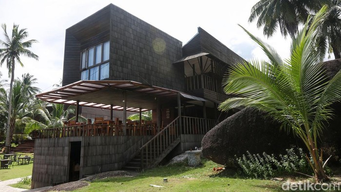 Melihat Asrinya Natuna Dive Resort Natuna Dive Resort (NDR) merupakan resort tepi pantai yang terletak di Kepulauan Riau. Tempat itu mengusung konsep eco resort.