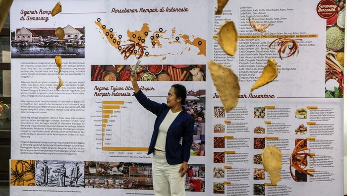Pengunjung berswafoto di antara karya instalasi seni yang dipajang dalam pameran seni US bertajuk Semarang Bercerita di Gedung Oudetrap Kota Lama, Semarang, Jawa Tengah, Sabtu (2/12/2023). Pameran yang diadakan oleh Dinas Kebudayaan dan Pariwisata setempat dengan tema Jejak Jalur Rempah Kota Semarang tersebut menampilkan berbagai macam jenis karya seni dari puluhan seniman lokal yang berlangsung hingga 10 Desember 2023. ANTARA FOTO/Makna Zaezar/aww.