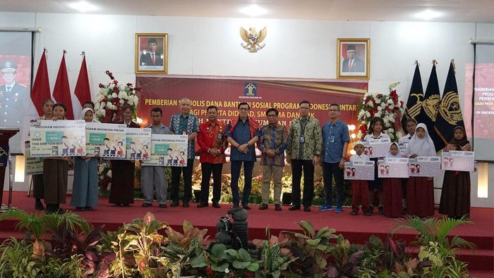 Menkumham memberikan bantuan PIP kepada ribuan siswa di Sumut. (Foto: Istimewa/ Imigrasi Medan).