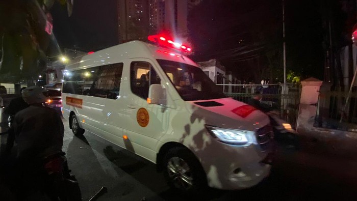 Mobil ambulans bawa jenazah Doni Monardo ke rumah duka (Wildan/detikcom)